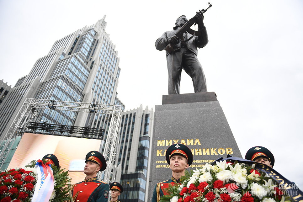Седам и по метара високи споменик великом Михаилу Калашњикову подигнут у Москви Седам и по метара високи споменик великом Михаилу Калашњикову подигнут у Москви