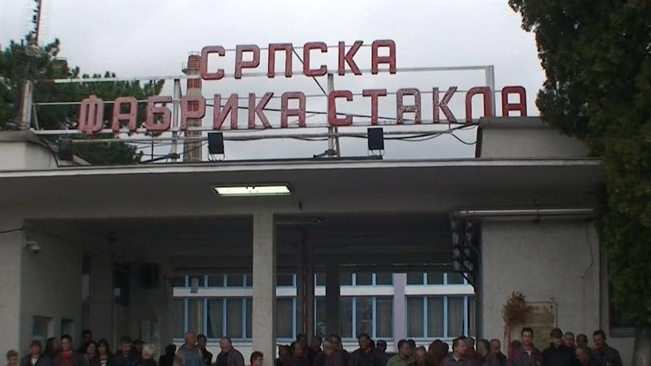 Протест радника у Српској фабрици стакла у Параћину Протест радника у Српској фабрици стакла у Параћину