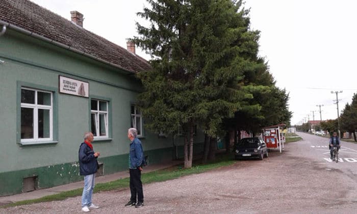 Нисмо расисти, али мигрантска деца не могу у клупе са нашом Нисмо расисти, али мигрантска деца не могу у клупе са нашом