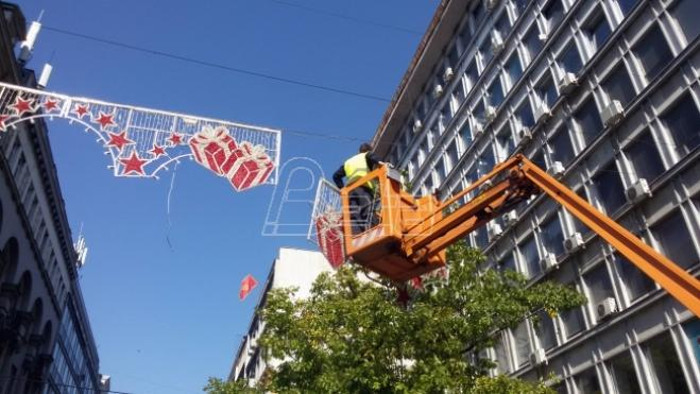 Под ногама рупе, над главом украси