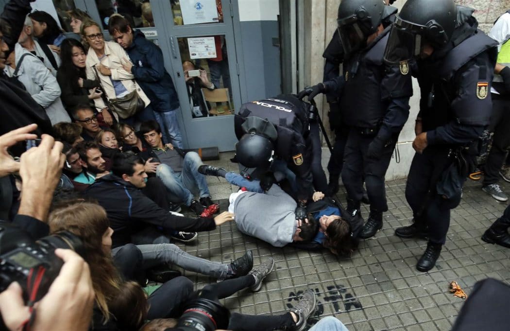 КРВ НА УЛИЦАМА КАТАЛОНИЈЕ Полиција пуца гуменим мецима, Каталонци узвраћају КАМЕНИЦАМА КРВ НА УЛИЦАМА КАТАЛОНИЈЕ Полиција пуца гуменим мецима, Каталонци узвраћају КАМЕНИЦАМА