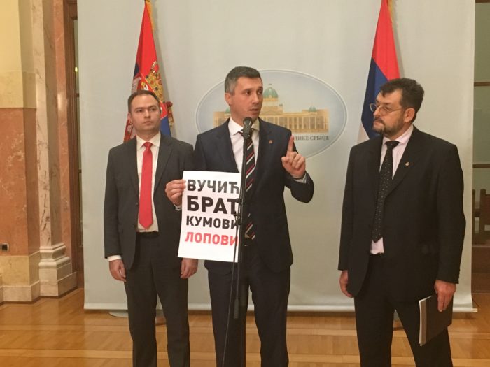 БОШКО ОБРАДОВИЋ: Влада побегла од питања, Вучић-брат-кумови-лопови (видео) БОШКО ОБРАДОВИЋ: Влада побегла од питања, Вучић-брат-кумови-лопови (видео)