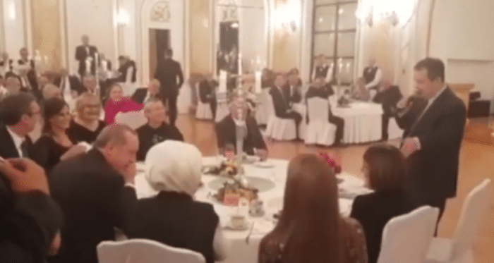У старом Риму госте су забављале проститутке, ми за те сврхе имамо Дачића! У старом Риму госте су забављале проститутке, ми за те сврхе имамо Дачића!