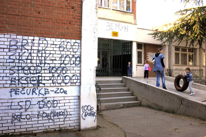 Цене дроге на фасади вртића (видео) Цене дроге на фасади вртића (видео)