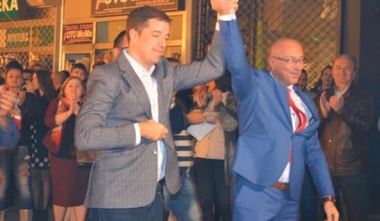 Вучићеву и сопствену издају Србије славе уз трубаче, шампањац и ватромет! Вучићеву и сопствену издају Србије славе уз трубаче, шампањац и ватромет!