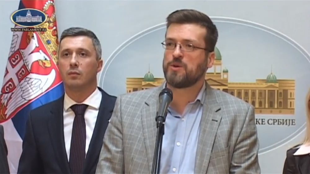 Народни посланик Двери Срђан Ного искључен са седнице јер је поставио посланичко питање (видео) Народни посланик Двери Срђан Ного искључен са седнице јер је поставио посланичко питање (видео)