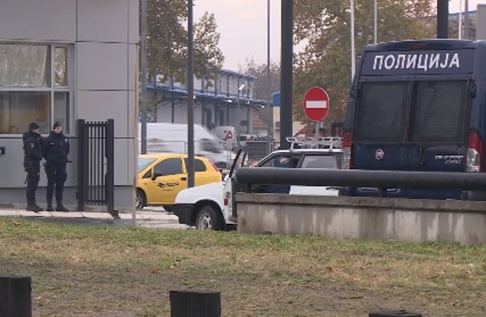 ПОЛИЦИЈА РАЗБИЛА ШТРАЈК ПОШТАНСКИХ РАДНИКА: Упад у рану зору, двојица штрајкача приведена ПОЛИЦИЈА РАЗБИЛА ШТРАЈК ПОШТАНСКИХ РАДНИКА: Упад у рану зору, двојица штрајкача приведена