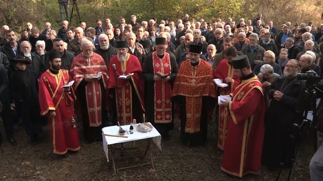 Помен жртвама комунистичког терора и привремено спомен обележје (видео) Помен жртвама комунистичког терора и привремено спомен обележје (видео)