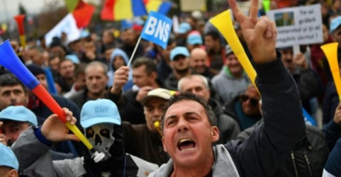 Хиљаде Румуна на протестима против пореских реформи Хиљаде Румуна на протестима против пореских реформи