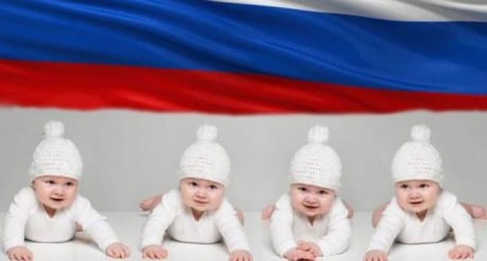 Путин обећао младим породицама: за прво дете по 150 евра првих 18 месеци Путин обећао младим породицама: за прво дете по 150 евра првих 18 месеци