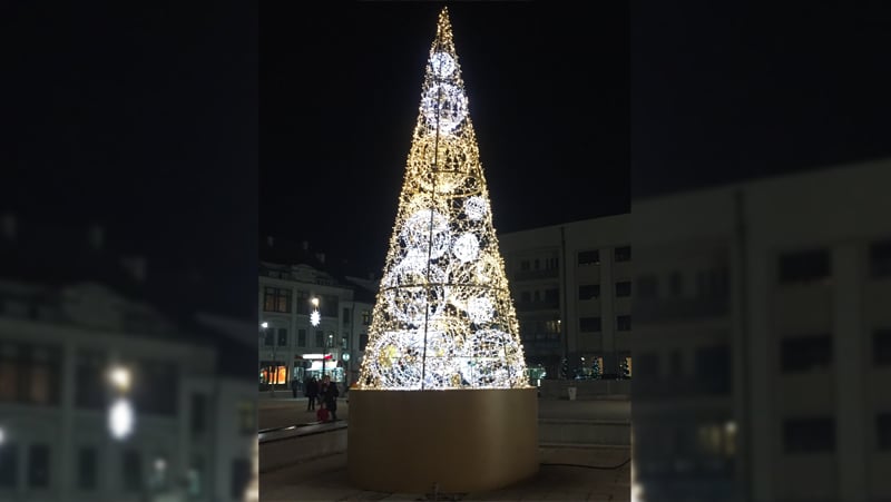 Чачак: Платили јелку 30.000 евра, опозиција подноси кривичне пријаве Чачак: Платили јелку 30.000 евра, опозиција подноси кривичне пријаве