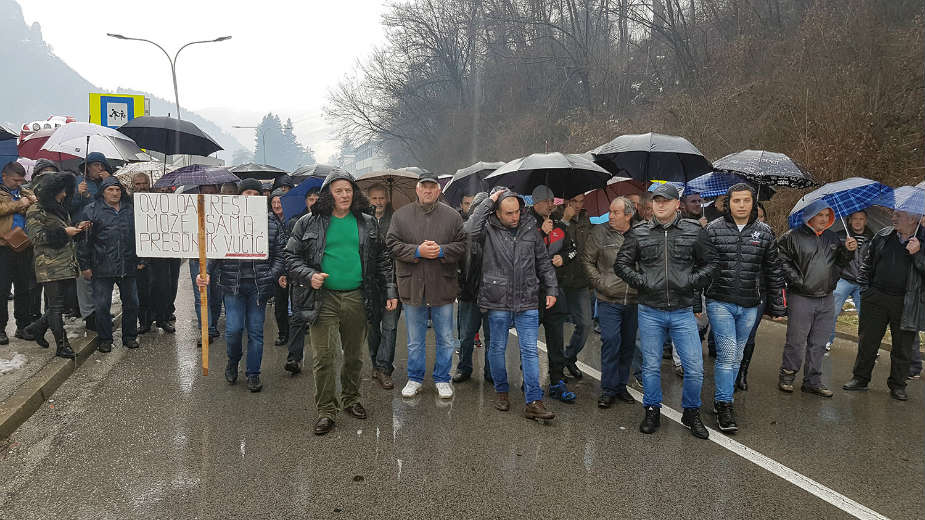 Произвођачи малина из западне Србије сутра у 12 часова протестују испред Владе Србије Произвођачи малина из западне Србије сутра у 12 часова протестују испред Владе Србије