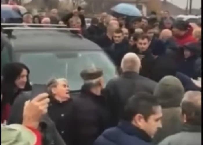 ЗАМАЛО БАТИНЕ: Владика Јован звани ПСИХИЈАТРИЈА отерао ОМИЉЕНОГ СВЕШТЕНИКА, народ се побунио (видео) ЗАМАЛО БАТИНЕ: Владика Јован звани ПСИХИЈАТРИЈА отерао ОМИЉЕНОГ СВЕШТЕНИКА, народ се побунио (видео)