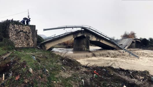 Поплаве паралисале Албанију (видео) Поплаве паралисале Албанију (видео)