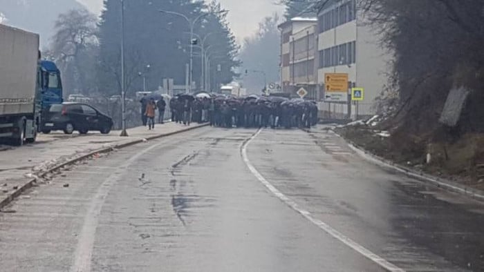 Незадовољни малинари блокирали магистрални пут Незадовољни малинари блокирали магистрални пут