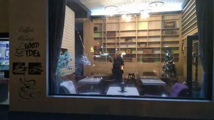 ОРУЖАНИ ОБРАЧУН И У ЛЕСКОВЦУ Маскирани нападачи упали у кафић и почели да пуцају, рањен бизнисмен и још један мушкарац ОРУЖАНИ ОБРАЧУН И У ЛЕСКОВЦУ Маскирани нападачи упали у кафић и почели да пуцају, рањен бизнисмен и још један мушкарац