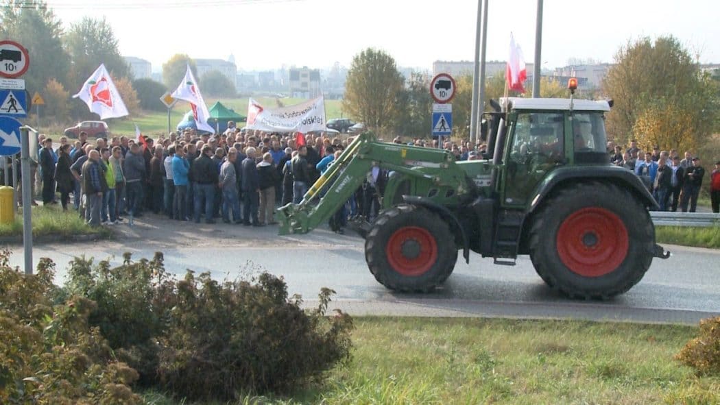 Сељаци у Пољској блокирали аутопутеве у знак протеста због ЕУ санкција Русији (видео) Сељаци у Пољској блокирали аутопутеве у знак протеста због ЕУ санкција Русији (видео)