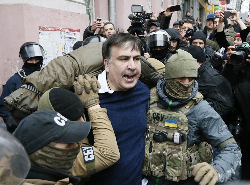 Хаос у Кијеву: Демонстранти извукли Сакашвилија из полицијских кола (видео) Хаос у Кијеву: Демонстранти извукли Сакашвилија из полицијских кола (видео)