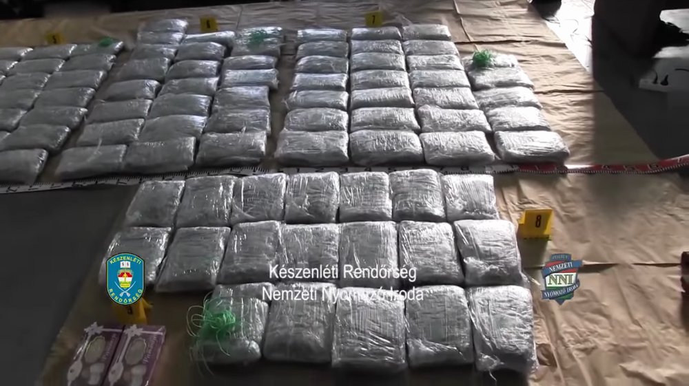 Мађарска полиција у аутобусу из Прешева запленила 110 кг хероина (видео) Мађарска полиција у аутобусу из Прешева запленила 110 кг хероина (видео)