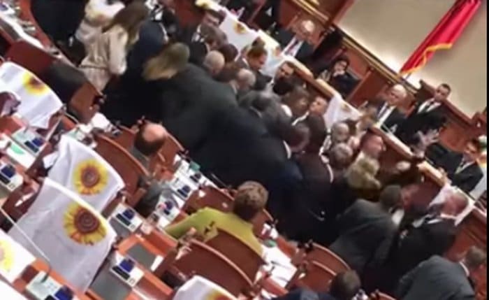 Едија Раму гађали ципелом у парламенту Албаније (видео) Едија Раму гађали ципелом у парламенту Албаније (видео)