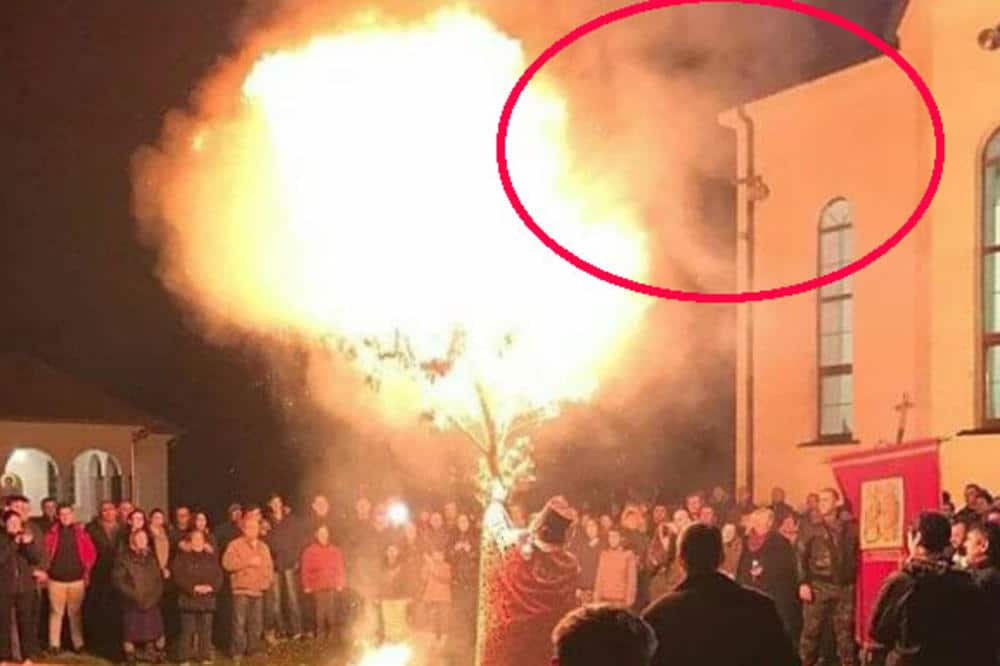 Погледајте како пројављена демонска сила бежи од молитви и наложеног бадњака Погледајте како пројављена демонска сила бежи од молитви и наложеног бадњака