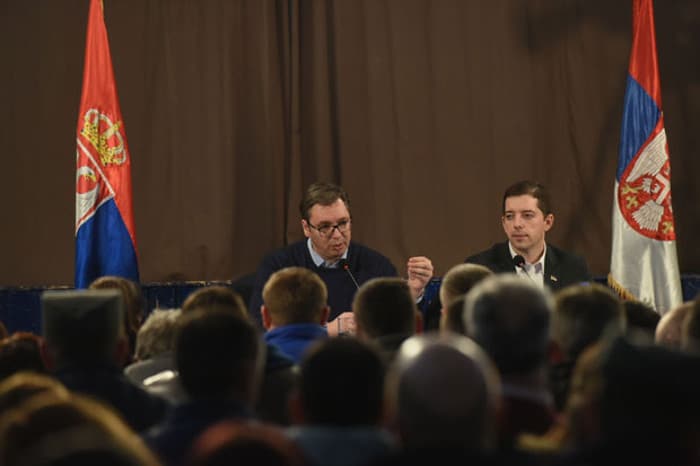 Последња Вучићева лакрдија на месту злочина и спрдња са српском сиротињом на КиМ Последња Вучићева лакрдија на месту злочина и спрдња са српском сиротињом на КиМ