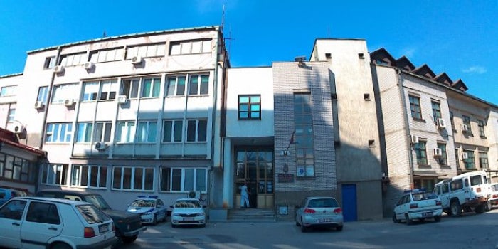 ДИВЉИ ЗАПАД: Четрдесет Цигана напало полицијску станицу у Бору ДИВЉИ ЗАПАД: Четрдесет Цигана напало полицијску станицу у Бору