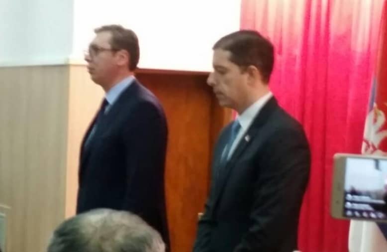 Пет година причаш са Тачијем и једини резултат су мртви Срби, идиоте ненормални! Пет година причаш са Тачијем и једини резултат су мртви Срби, идиоте ненормални!