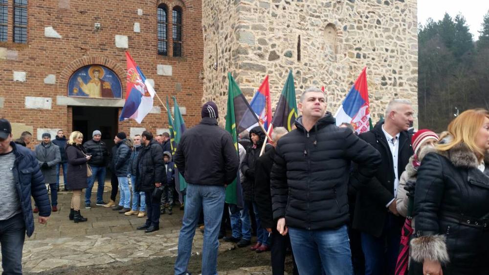 СНС довукла људе из Ниша, Врања и Пирота на Косово да машу Вучићу СНС довукла људе из Ниша, Врања и Пирота на Косово да машу Вучићу