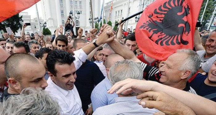 Албански језик постао званичан у Македонији Албански језик постао званичан у Македонији