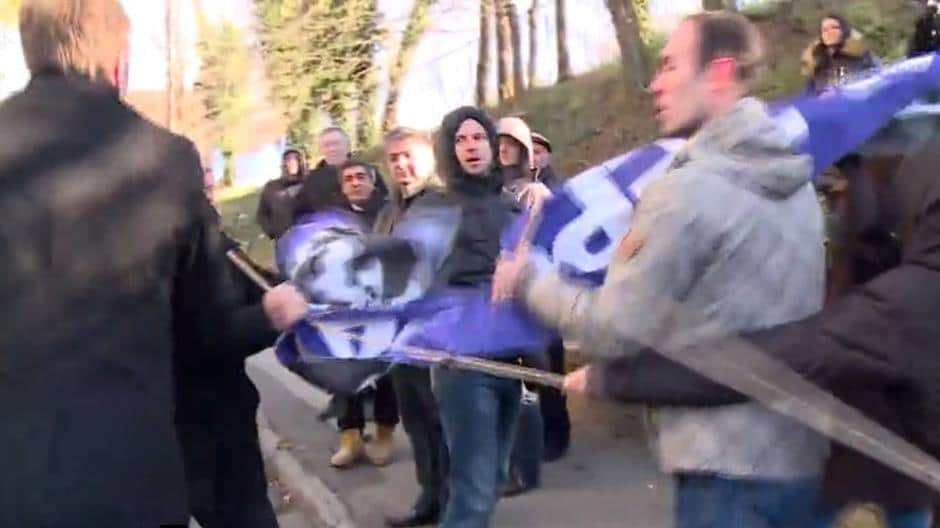 Активиста СНС који се сукобио са официром ВС цепао транспарент против Небојше Стефановића испред Вишег суда у Београду Активиста СНС који се сукобио са официром ВС цепао транспарент против Небојше Стефановића испред Вишег суда у Београду