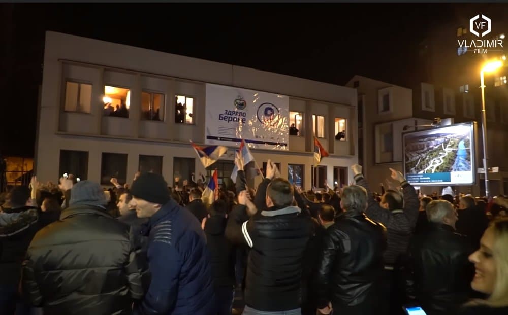 Опозиција прославила победу у Беранама без иједне монтенегринске заставе (видео) Опозиција прославила победу у Беранама без иједне монтенегринске заставе (видео)