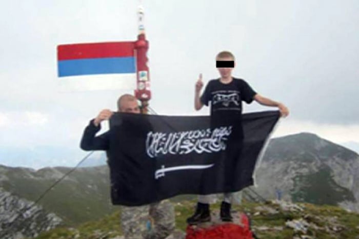 У босанском кампу „Аскера“ за обуку аскера снимљена и застава Исламске државе У босанском кампу „Аскера“ за обуку аскера снимљена и застава Исламске државе