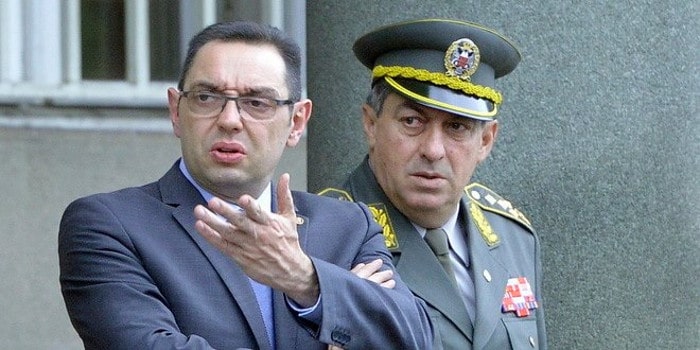 ОСТАВКЕ! Вулин уместо да брани официре ВЈ он их на тацни предаје СНС ботовима ОСТАВКЕ! Вулин уместо да брани официре ВЈ он их на тацни предаје СНС ботовима