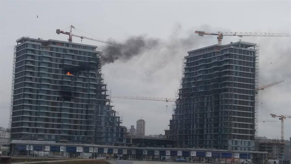ПОЖАР У БЕОГРАДУ НА ВОДИ: Ватра локализована, три радника повређена ПОЖАР У БЕОГРАДУ НА ВОДИ: Ватра локализована, три радника повређена