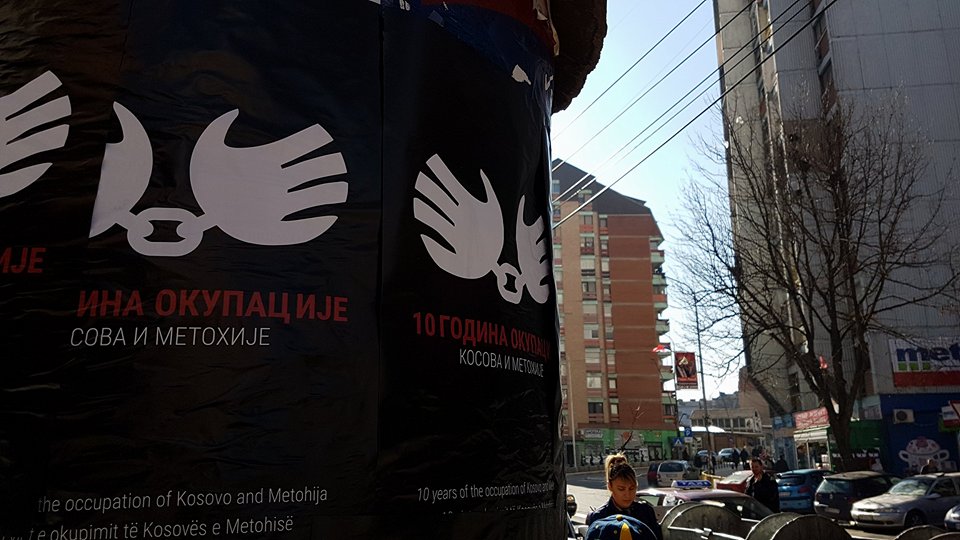 Северна Митровица излепљена плакатима: "10 година окупације Косова и Метохије" Северна Митровица излепљена плакатима: "10 година окупације Косова и Метохије"