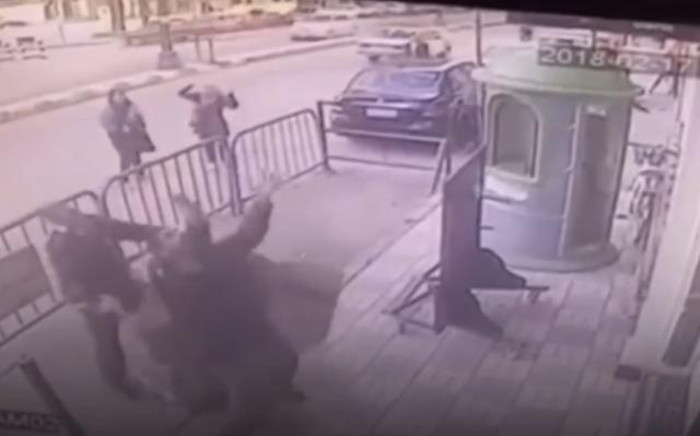 Полицајац спасао дете у паду са трећег спрата (видео) Полицајац спасао дете у паду са трећег спрата (видео)