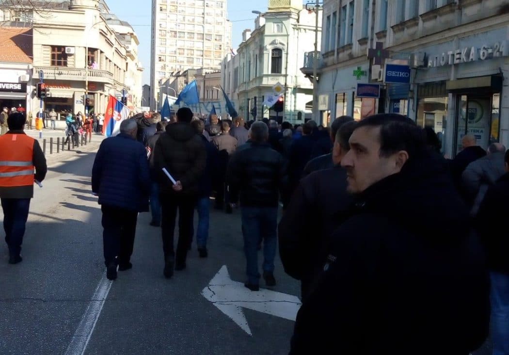 Крагујевац: Застава оружје у штрајку, траже бонус и неће приватизацију Крагујевац: Застава оружје у штрајку, траже бонус и неће приватизацију