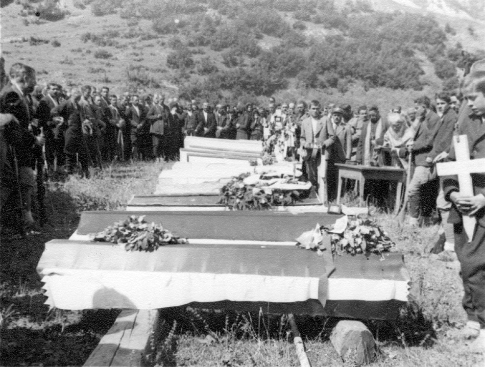 Књига "Комунистички злочини у ЦГ и Херцеговини 1941 и 1942 " промовисана у Подгорици (видео) Књига "Комунистички злочини у ЦГ и Херцеговини 1941 и 1942 " промовисана у Подгорици (видео)