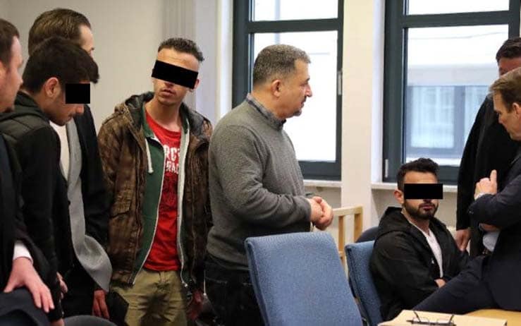 НЕМАЧКА У ШОКУ: Мигранти групно силовали девојчицу од 13 година, додељена им условна казна! НЕМАЧКА У ШОКУ: Мигранти групно силовали девојчицу од 13 година, додељена им условна казна!