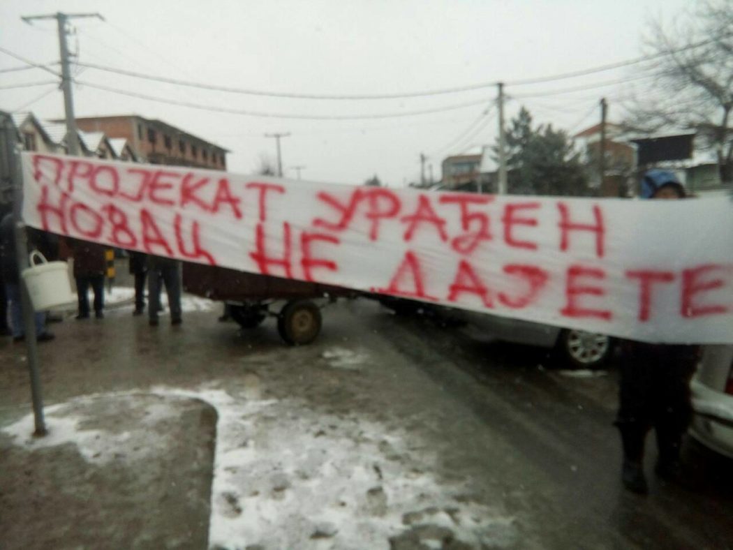 ПРОТЕСТУЈУ АЛИ ИХ НИКО НЕ ВИДИ Мештани Ритопека блокирали СМЕДЕРЕВАЦ због неиспуњених обећања (фото, видео) ПРОТЕСТУЈУ АЛИ ИХ НИКО НЕ ВИДИ Мештани Ритопека блокирали СМЕДЕРЕВАЦ због неиспуњених обећања (фото, видео)