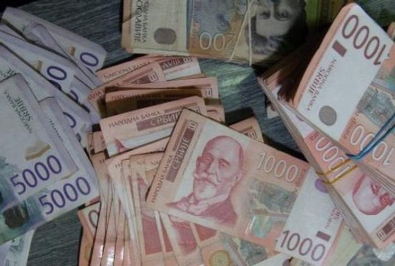 За “дозвољени минус” грађани Србије банкама годишње плате око 13 милијарди динара камате За “дозвољени минус” грађани Србије банкама годишње плате око 13 милијарди динара камате