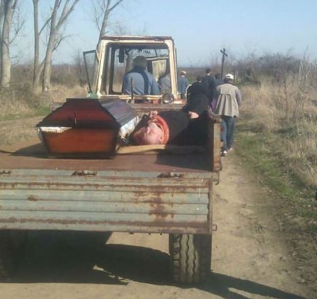 Пијаног попа возили на сахрану поред мртвака у сандуку