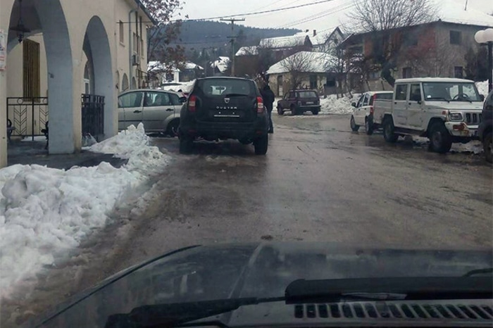 Опозиција: Бором је на дан избора кружило 15 џипова без видљивих ознака Опозиција: Бором је на дан избора кружило 15 џипова без видљивих ознака