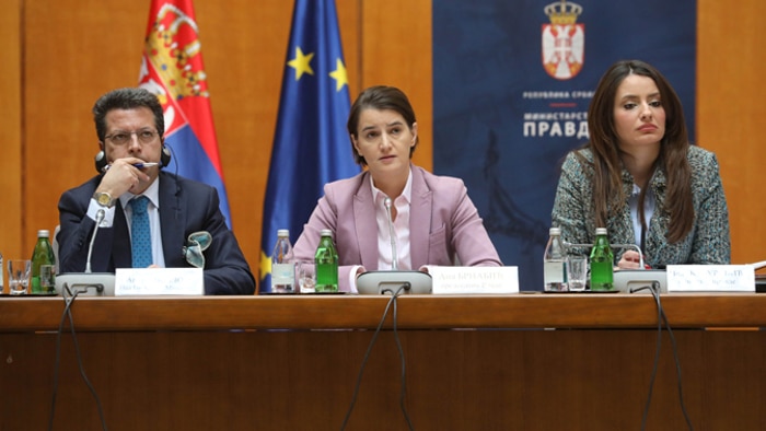 МУТАВА штелује нови Устав за што ефикасније избацивање Косова и Метохије из Србије МУТАВА штелује нови Устав за што ефикасније избацивање Косова и Метохије из Србије