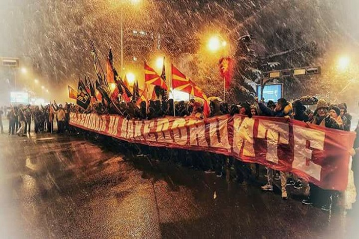 Протести у Скопљу, запаљена и албанска застава, повређен полицајац (видео) Протести у Скопљу, запаљена и албанска застава, повређен полицајац (видео)