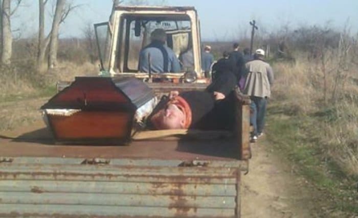 Пијаног попа возили на сахрану поред мртвака у сандуку Пијаног попа возили на сахрану поред мртвака у сандуку