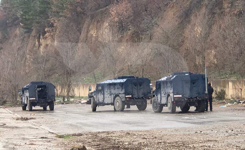 Шиптарска "полиција" забрањује улазак српским политичарима који су им направили границу (видео) Шиптарска "полиција" забрањује улазак српским политичарима који су им направили границу (видео)