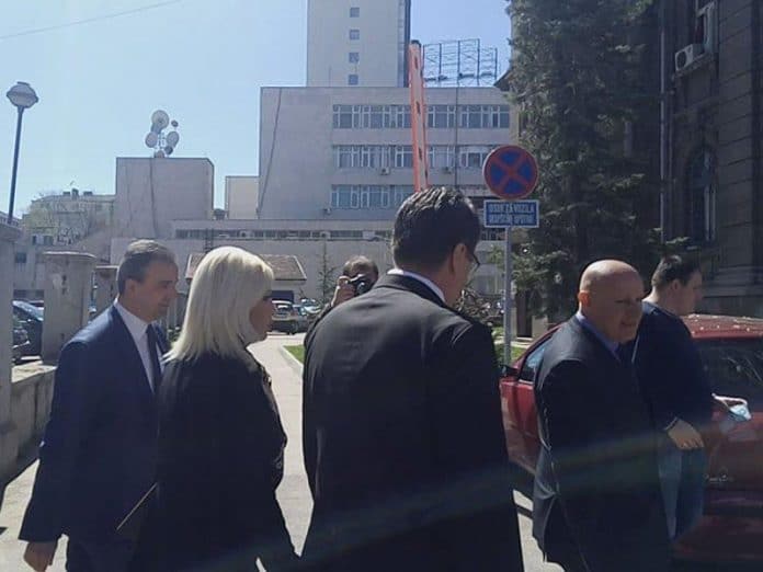 Нишлије дочекале министарку Зорану са „лопови, лопови“! (видео) Нишлије дочекале министарку Зорану са „лопови, лопови“! (видео)