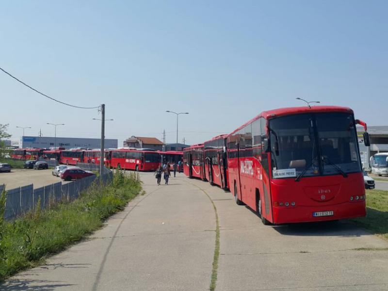 Преко 150 аутобуса са југоистока Србије довезло "Нишлије" да кличу ВЕЛЕИЗДАЈНИКУ (фото) Преко 150 аутобуса са југоистока Србије довезло "Нишлије" да кличу ВЕЛЕИЗДАЈНИКУ (фото)